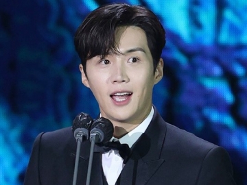 Kim Seon Ho Ucapkan Terima Kasih ke Penggemar di Baeksang Art Awards ke-57