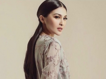 Sandra Dewi Bagikan Video Sibuk Nyapu dan Ngepel, Netizen Justru Salfok dengan Hal Ini