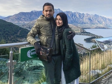 Shireen Sungkar Gendong Baby Ukkasya, 'Penampakan' Teuku Wisnu Ambil Foto Istri Justru Bikin Salfok