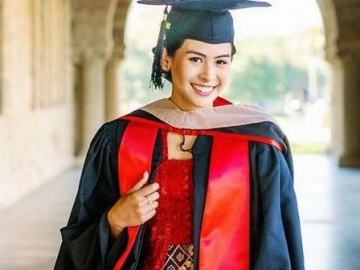  Lulus S2 Standford University, Maudy Ayunda Rayakan Dengan Kebaya