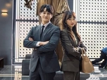 Tampak Bangga, Kim Bum Langsung Rangkul Ryu Hye Young usai Rekam Dialog di BTS 'Law School'