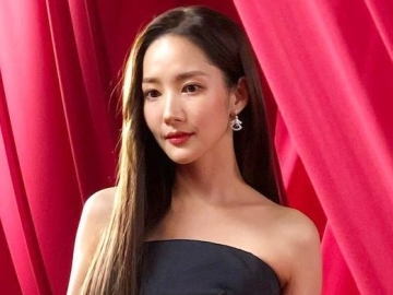 Park Min Young Kasih Bocoran Karakter Baru, Unggah Foto Pakai Toga Tuai Pujian