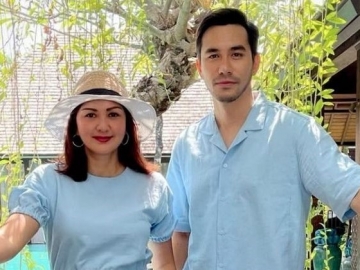 Lagi-lagi Bikin Baper, Darius Sinathrya Pajang Foto Bareng Istri Sambil Tulis Kalimat Romantis