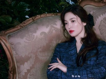 Song Hye Kyo Bikin Pangling dengan Rambut Klimis Dicepol, Visualnya Makin Memikat