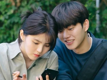 Tegang di Drama, Song Kang dan Han So Hee Bikin Ngakak di BTS Adegan Hujan-hujan 'Nevertheless'