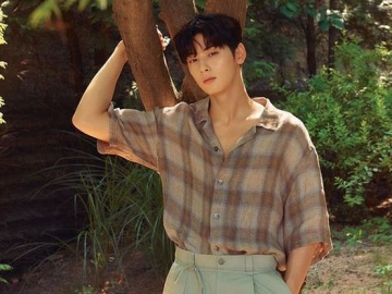 Definisi Lebih Bening dari Air, Cha Eun Woo Sejukan Mata Fans dengan Tampil Basah-Basahan di Majalah