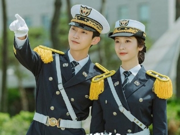 Krystal Tampak Tegang, Jinyoung B1A4 Malu-Malu di BTS Adegan Ciuman 'Police University'