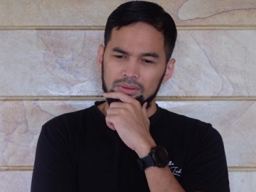 Niat Bantu Shireen Sungkar Masak, Teuku Wisnu Sukses Bikin Ngakak Pakai Helm