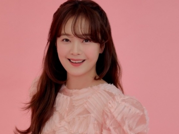 Biasa Heboh dan Ceria di 'Running Man', Jeon So Min Pose Pamer Kaki Jenjang dengan Belahan Tinggi 