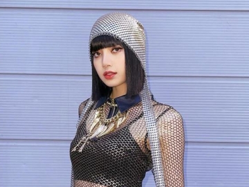 Raih Piala Perdana, Lisa BLACKPINK Ukir Sejarah Jadi Idol Asing Pertama Menang di Acara Musik Korea