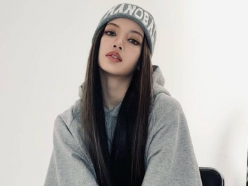 Proporsi Tubuh Lisa BLACKPINK Berdiri Bersanding MC 'Inkigayo' Tuai Perdebatan Knetz