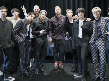 BTS Sempatkan Waktu Ketemu Coldplay dan Beri Hadiah Chris Martin Cs Hanbok Modern