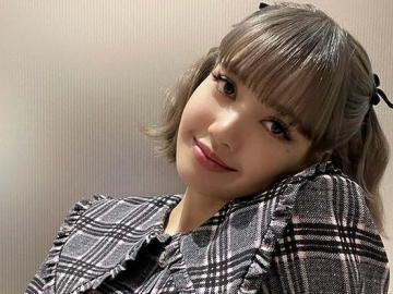 Perdana, Lisa BLACKPINK Pamer Dahinya Secara Menyeluruh dengan Style Rambut Baru