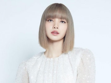 Lisa BLACKPINK Tampil Chic Menuju Paris, Ukuran Pinggang Curi Perhatian