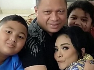   Rela Datang ke Indonesia Demi Bertemu Krisdayanti dan Anak, Raul Lemos Kesepian?