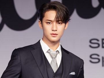 Bikin Fans Mendadak Halu, Mingyu Seventeen Pose Rebahan Sambil Buka Kancing Kemeja