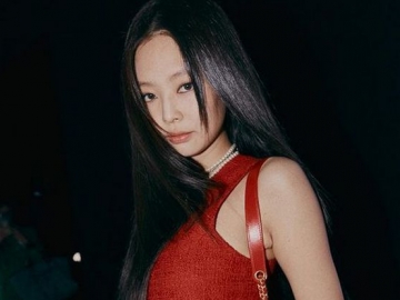 Tampil Menawan Bernuansa Monokrom di Pop Up Store Chanel,  Visual Jennie Jadi Perbincangan