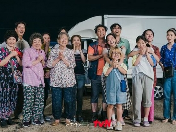 Bahagiakan Penggemar, tvN Rilis Video di Balik Layar Episode Terakhir 'Hometown Cha Cha Cha'