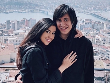 8 Potret Mesra Kevin Aprilio dan Istri Yang Baru Rayakan Satu Tahun Pernikahan