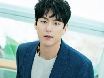 7 Potret Kwak Si Yang Bak Prince Charming, Hempas Peran Antagonis 'Red Sky' 