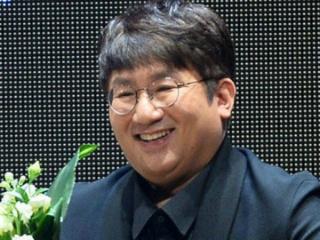 Pendiri HYBE, Bang Si Hyuk Alami Cedera Kaki Usai Terlihat dengan Kaki Digips