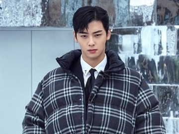 Tetap Tampan, Cha Eun Woo ASTRO Tampil Pakai Rok dan Gaya Rambut Jadul di Pemotretan Baru