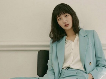 Bikin Pangling, Kim Go Eun Tampil Funky dengan Riasan Smokey Eyes di Majalah Dazed