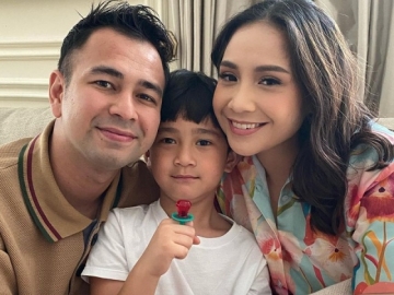 Aksi Rafathar Anak Nagita Slavina Gendong Sang Adik Disorot, Gemas Banget!