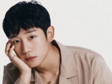 Jung Hae In Bicara Awal Mula Kedekatan dengan Lee Je Hoon yang Debut Sebagai Sutradara