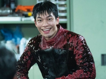 Wi Ha Joon Kembali Pamer Aksi 'Gila' dengan Senyum Beringas di Still Cut 'Bad and Crazy'