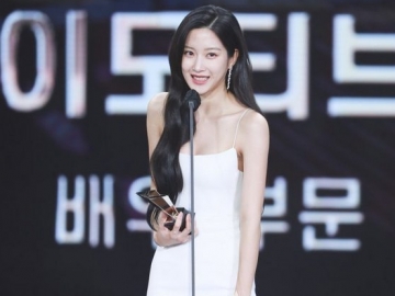  Pamer Tato di Punggung, Moon Ga Young Dianggap Makin Dewasa dan Elegan di Asia Artist Awards