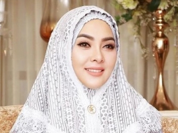 Syahrini Pamer Lekukan Tubuh Hingga Kepala Cuma Dibalut Topi, Kode Bakal Lepas Hijab?