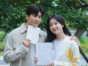 Tak Cuma Post Foto Bareng, Interaksi Park Hyung Sik dan Han Hyo Joo usai 'Happineess' Tamat Gemas!