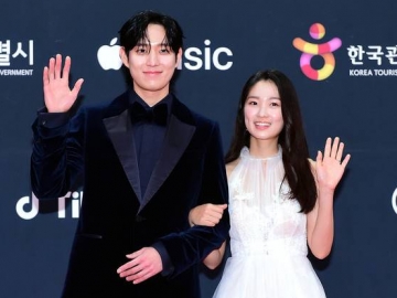 Kim Hye Yoon Tak Ragu Pamer Momen Gemas Bareng Kim Young Dae di Belakang Panggung MAMA 2021