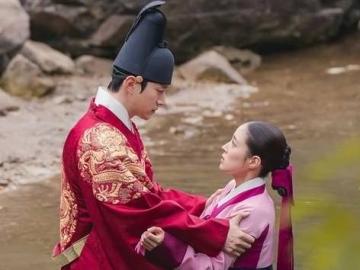 Junho 2PM dan Lee Se Young Tak Bisa Serius Beradegan Ciuman di 'The Red Sleeve' Sampai Berulang Kali