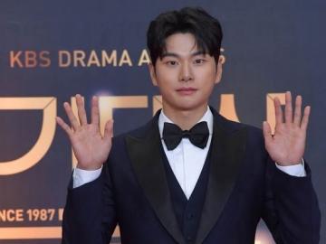 Bikin Ngakak, Lee Yi Kyung Telpon 'Jagiya' Saat Terima Tropi di KBS Drama Awards 2021