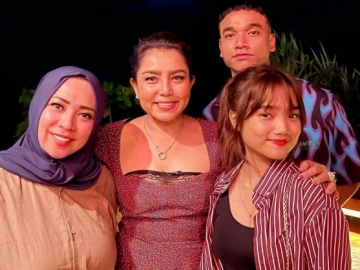 Fuji Foto Bareng Mayangsari Hingga Melly Goeslaw, Netter: Dikelilingi Para Sultan Keren!