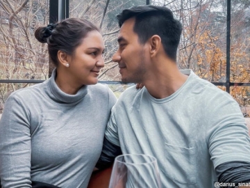 Posting 'Menghilang' Bikin Khawatir, Darius Sinathrya & Donna Agnesia Pamer 10 Potret Couple Goals