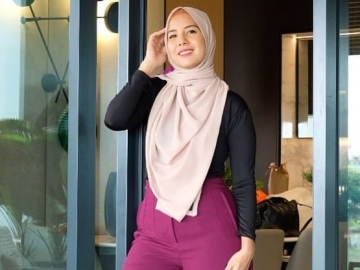 Banjir Kritik Usai Putuskan Pakai Hijab, Tya Ariestya Sebut Dirinya 'Siput'