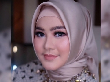 Dulu Kena Nyinyir Usai Lepas Hijab, Eks Istri Zumi Zola Kini Kembali Cantik Berhijab