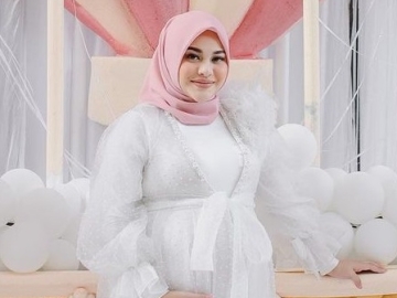 Gelar Baby Shower, Potret Aurel Hermansyah Diapit Dua 'Bidadari' Ini Bikin Terpukau