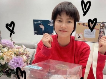 Song Ji Hyo Pamer Kado dari Fans dan Tulis Pesan Cinta Rayakan 21 Tahun Debut Anniversary