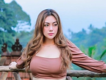 Tampil Bak ABG, Perut 'Ngintip' Celine Evangelista Bikin Salfok