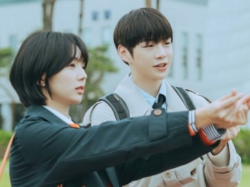 Kang Daniel Disebut Pencium Handal Usai Adegan Kissingnya dengan Chae Soo Bin di 'Rookie Cops'