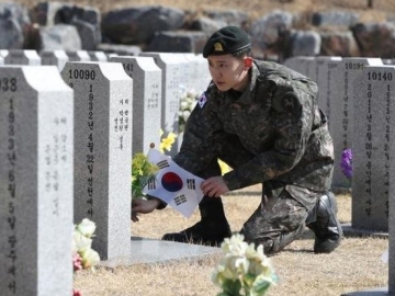 Chanyeol EXO Kunjungi Makam Sang Kakek yang Ternyata Veteran Perang Korea di Kompi Wamilnya