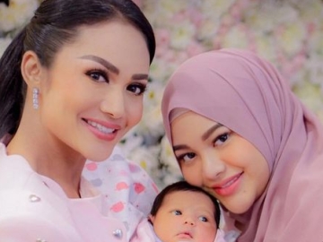 Krisdayanti Puji Aurel Hermansyah Makin Lancar Menyusui