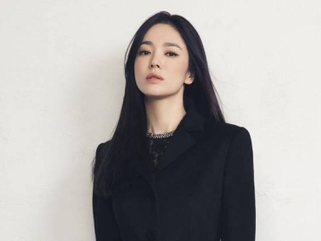 Dipuji Dispatch Cs, Song Hye Kyo Gabungkan Style Maskulin & Klasik di Prescon 'The Glory'
