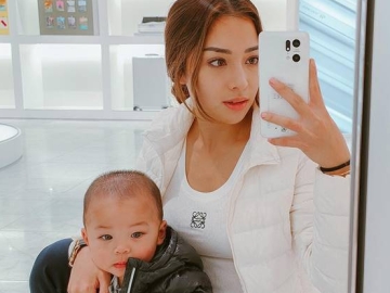 Baru Usia 8 Bulan, Baby Izz Anak Nikita Willy Sudah Bisa Bantu Dorong Koper