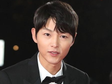 Song Joong Ki Terungkap Beri Hadiah Mahal Untuk MC Fanmeeting