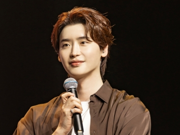 Lee Jong Suk Berangkat Kerja Pakai Seragam Tentara